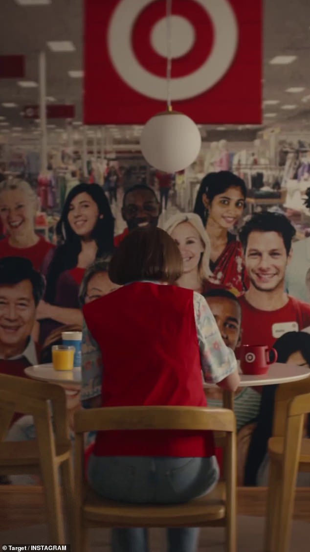 Kristen Wiig spielte ihre Sketch-Comedy-Figur, die Target Lady, für eine neue Anzeige, die der Supermarkt am Dienstag für seine Target Circle Week ankündigte