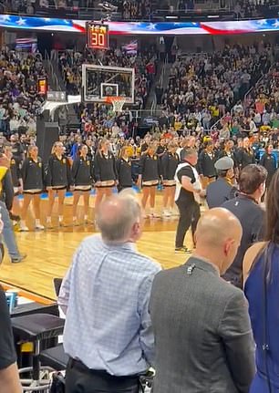Die Spieler von Iowa hörten sich vor ihrem Spiel gegen die LSU die amerikanische Nationalhymne an