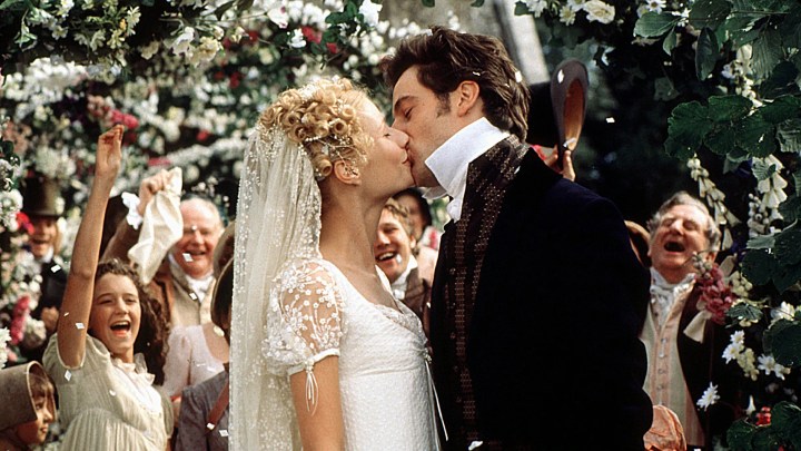 Gwyneth Paltrow und Jeremy Northam als Emma Woodhouse und Mr. Knightley küssen sich bei ihrer Hochzeit in Emma aus dem Jahr 1996.