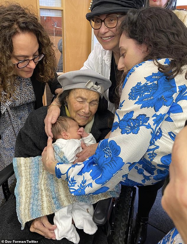 Die 100-jährige Auschwitz-Überlebende Lily Ebert wird Ururgroßmutter und enthüllt, dass „die Nazis nicht gesiegt haben“