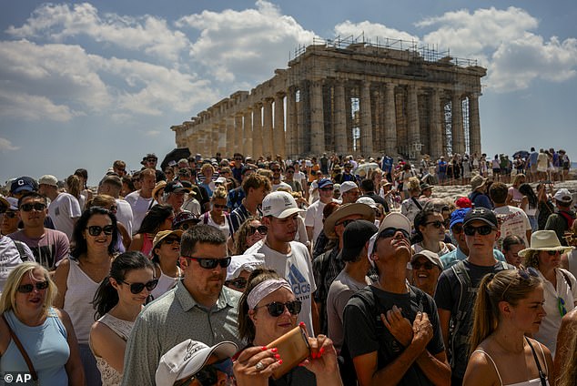 Wütende Touristen haben griechische Beamte wegen der Pläne zur Einführung „elitärer“ Reisepreise für den exklusiven Zugang zur Akropolis verunglimpft (Archivbild)