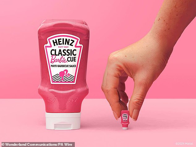 Heinz und Mattel's Barbie haben sich zusammengetan, um Heinz Classic Barbiecue Sauce auf den Markt zu bringen – eine limitierte rosa vegane Mayonnaise mit BBQ-Sauce