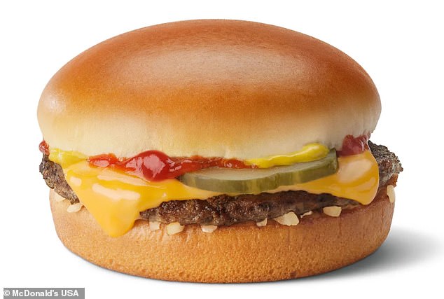 Die Angebote beginnen bei 4,99 £ für einen Cheeseburger (im Bild) oder ein Mayo Chicken Saver-Menü – jeweils mit Pommes Frites und einem Getränk zum jeweiligen Burger