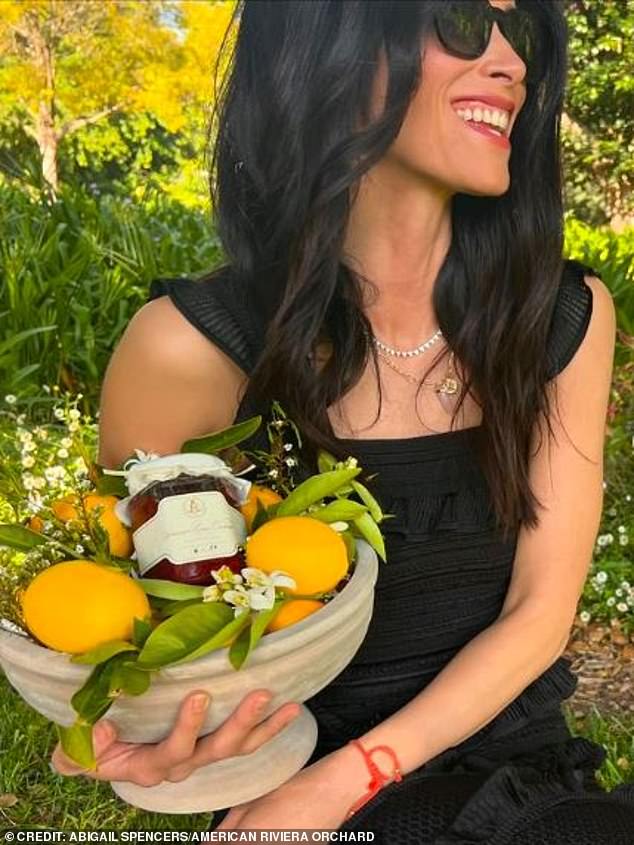Meghan Markles enge Freundin und ehemalige „Suits“-Co-Star Abigail Spencer ist eine der glücklichen 50, die ein Glas der neuen American Riviera Orchard-Erdbeermarmelade der Herzogin in limitierter Auflage erhalten haben