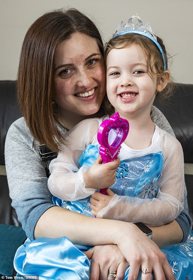 Emma Evans sagt, ihre dreijährige Tochter Amelia (zusammen abgebildet) habe ihr das Leben gerettet, nachdem sie einen Anfall erlitten hatte