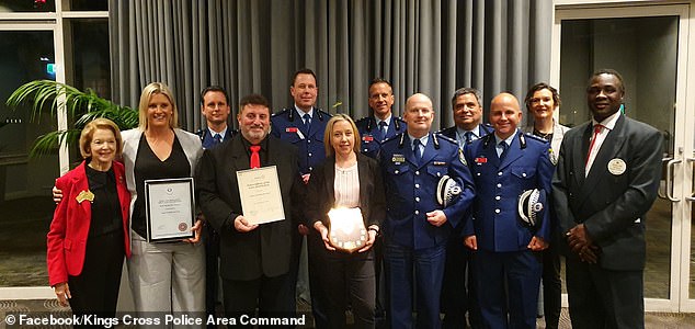 Insp. Amy Scott (zweite von links) wurde für ihren Mut während ihrer Stationierung als Sergeant in Kings Cross im Jahr 2019 ausgezeichnet