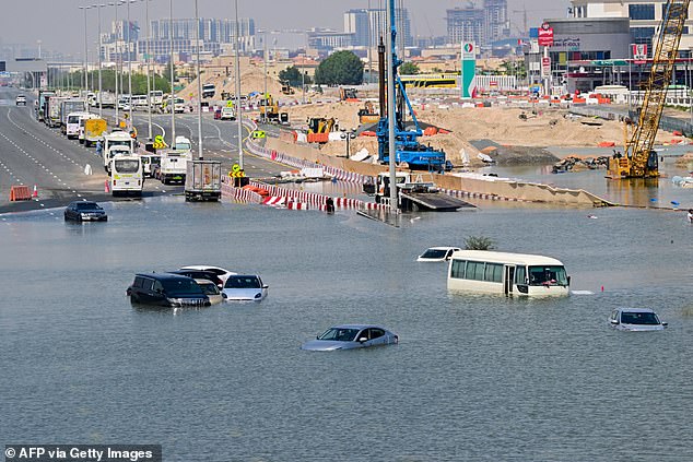 Nach heftigen Regenfällen am 18. April 2024 sind Autos auf einer überfluteten Straße in Dubai gestrandet