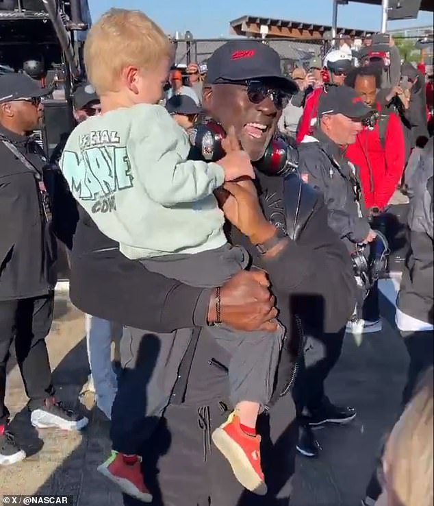 Michael Jordan feierte am Sonntag mit dem Sohn seines siegreichen Fahrers den Talladega-Sieg von 23XI Racing