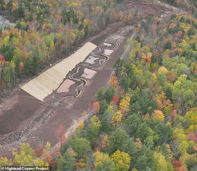 Die Kupfermine wird nur 100 Fuß vom Lake Superior entfernt liegen, was sie zum nächstgelegenen Metallsulfidstandort macht und Anlass zur Sorge gibt, dass die Bergbauabfälle die Umwelt schädigen