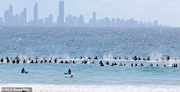 Hunderte Menschen (im Bild) kamen zum Greenmount Beach Surf Club an der Gold Coast, um das Leben von Ed Fanning zu feiern