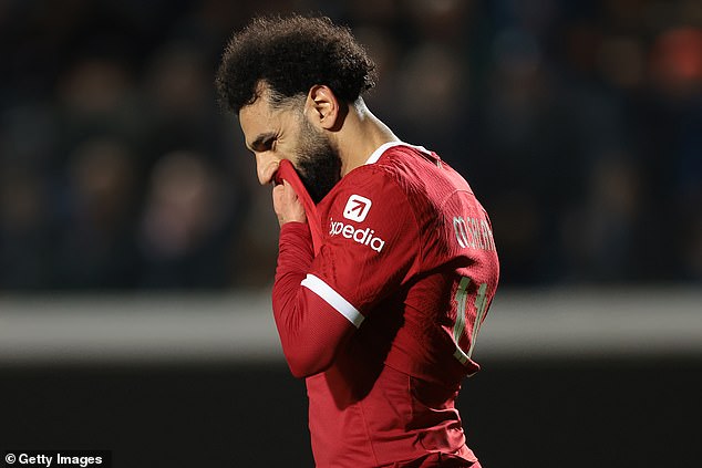 Mo Salah verpasste in der ersten Halbzeit eine entscheidende Chance, als Liverpool gegen Atalanta aus der Europa League ausschied