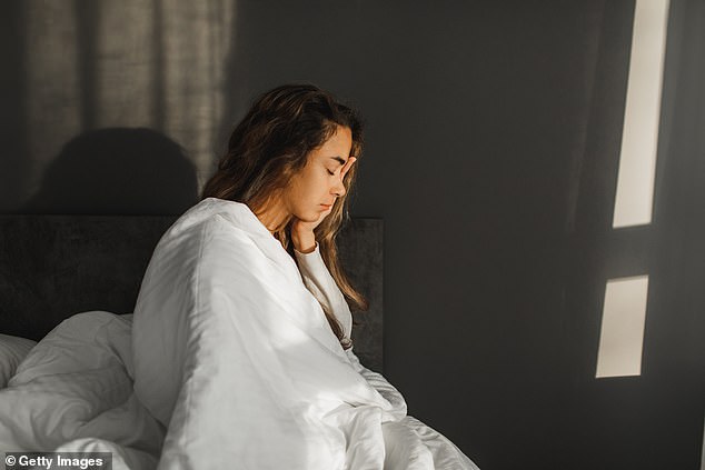 Betroffene von idiopathischer Hypersomnie (IH) können auch nach mehr als zehn Stunden Schlaf pro Nacht tagsüber noch ein Nickerchen benötigen.  In schweren Fällen kann man bis zu 18 Stunden am Tag schlafen