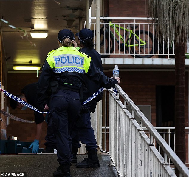 Die Polizei sperrte den Eingang zum großen Wohnblock in Sydneys östlichen Vororten ab