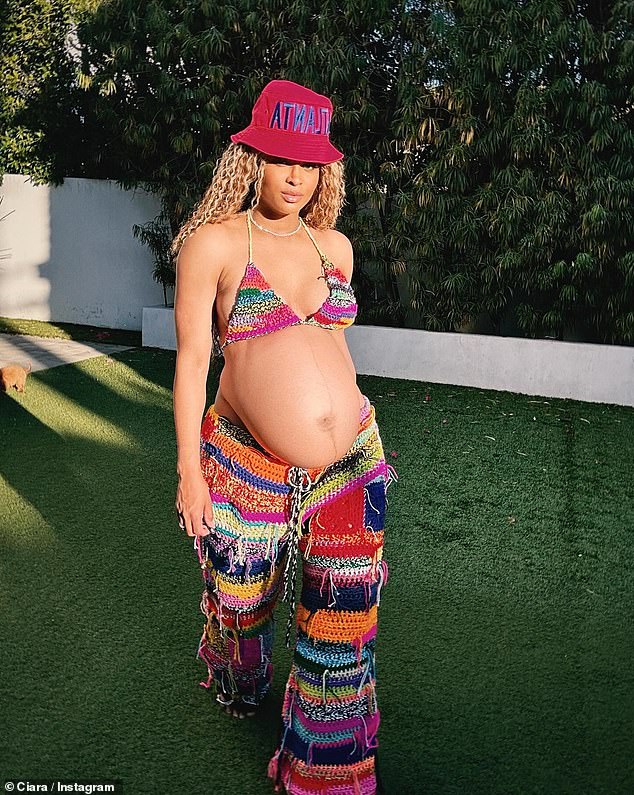 Während ihrer vierten Schwangerschaft im letzten Jahr veröffentlichte sie häufig Fotos von sich selbst, auf denen sie ihren Babybauch in heißen Outfits zur Schau stellte