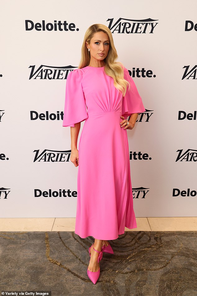 Paris Hilton begeisterte von Kopf bis Fuß in Rosa, als sie am Mittwoch am Variety Entertainment Marketing Summit 2024 im Beverly Hilton Hotel in Beverly Hills teilnahm