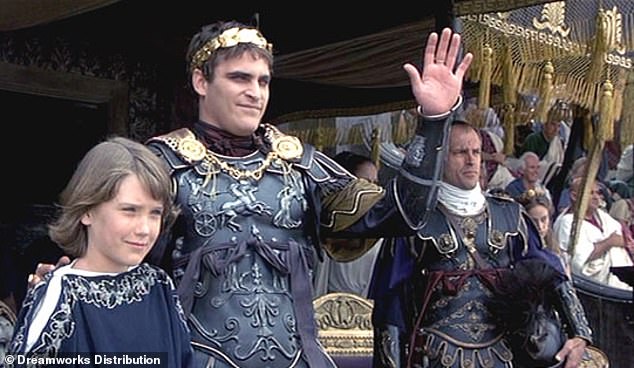 Er übernahm die Rolle von Lucius Verus (L, Spencer Treat Clark), dem erwachsenen Neffen des verstorbenen römischen Kaisers Commodus (M, Joaquin Phoenix).