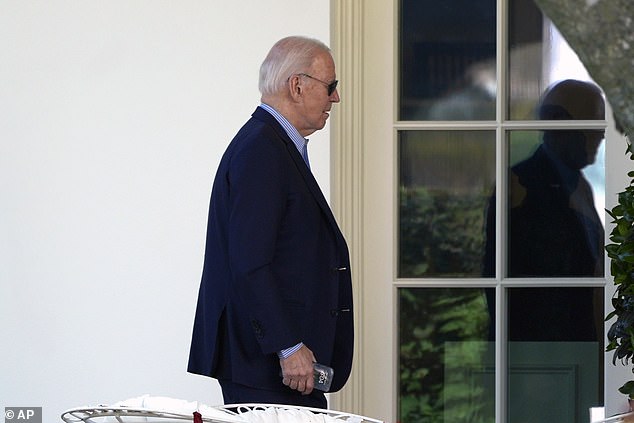 Biden ist hier zu sehen, wie er nach seiner Rückkehr aus Delaware zum Oval Office geht, um sein nationales Sicherheitsteam zu konsultieren