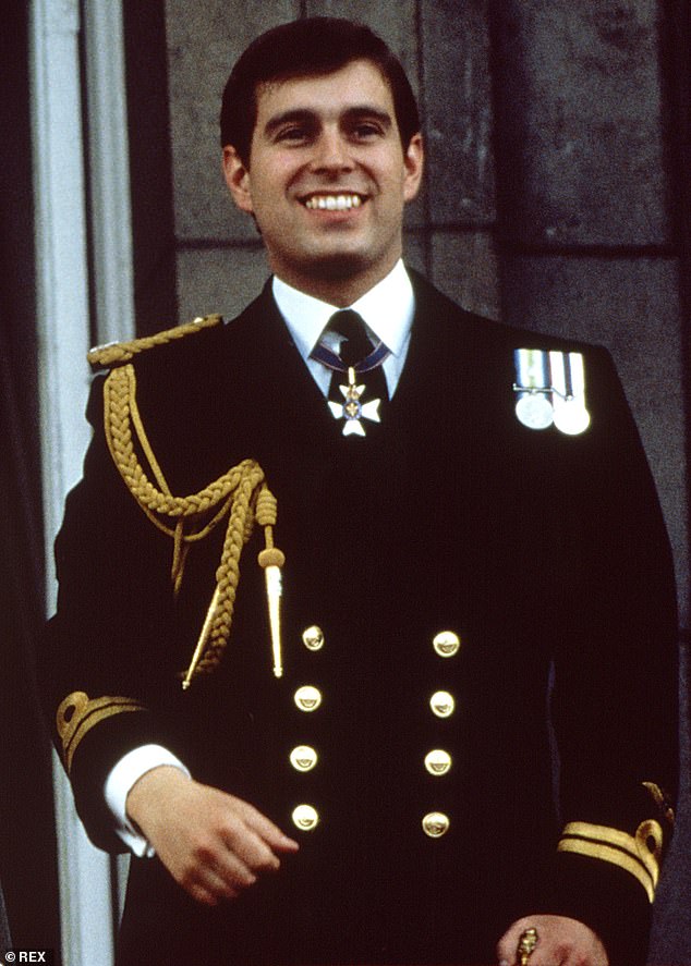 Prinz Andrew wurde am Tag seiner Hochzeit mit Sarah Ferguson im Juli 1986 auf dem Balkon des Buckingham Palace abgebildet und galt früher als heldenhaft