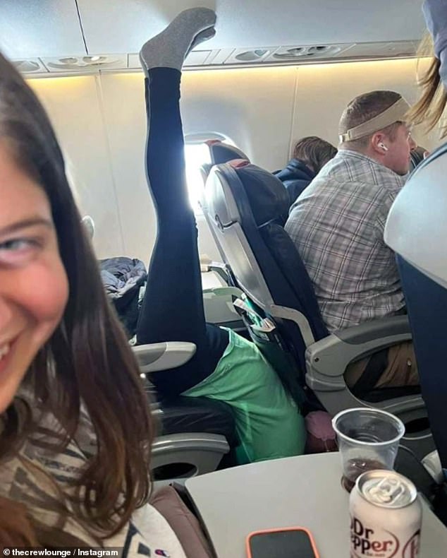 Dies ist kein Yoga-Kurs!  Eine Person schien ihre Stuhlhaltung im Flug zu üben