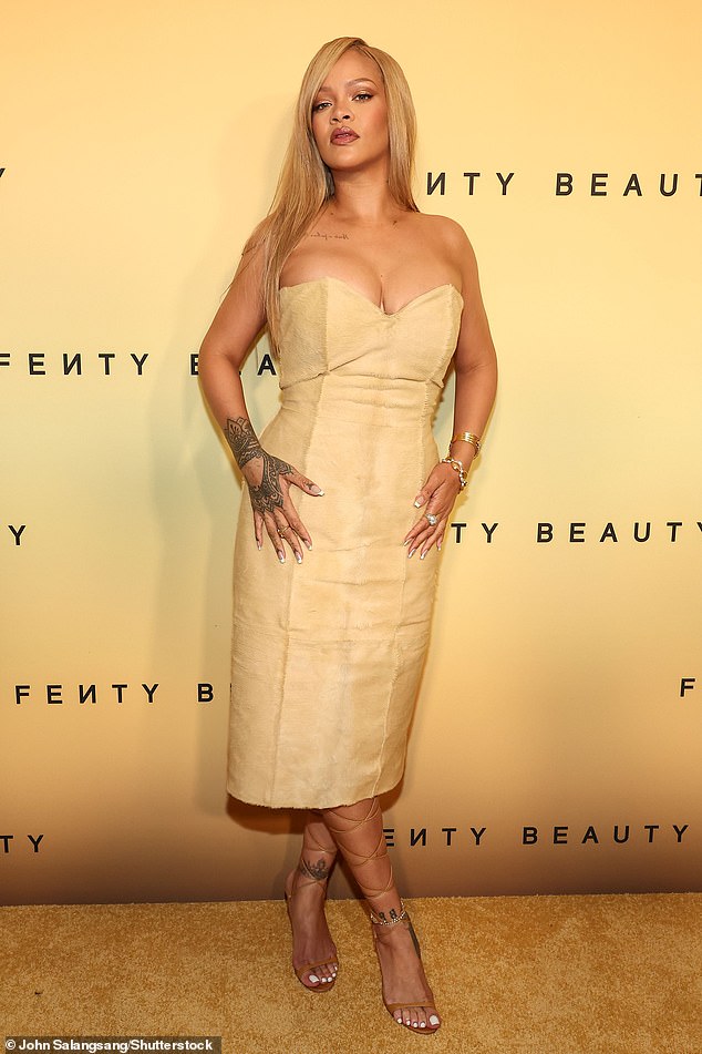 Die 36-jährige Rihanna zeigte sich am Freitag bei einer Einführungsveranstaltung ihrer Marke Fenty Beauty in LA in einem sandfarbenen Schlauchkleid vollbusig