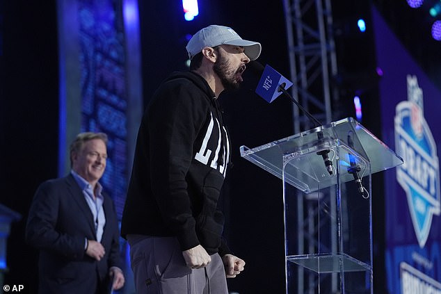 Eminem betrat zusammen mit Roger Goodell die Bühne vor Beginn des NFL Draft