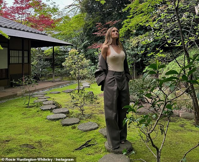 Auf Instagram-Fotos, die Rosie Huntington-Whiteley am Donnerstag – ihrem 37. Geburtstag – in Tokio veröffentlichte, trug sie ein hautenges Oberteil und eine weit geschnittene Hose ohne BH
