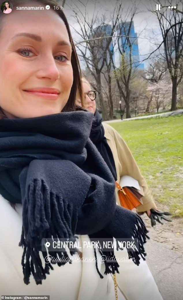Finnlands ehemalige Premierministerin Sanna Marin hat Selfies von ihrer jüngsten Reise nach New York geteilt (im Bild: Sanna geht mit einer Freundin durch den Central Park)