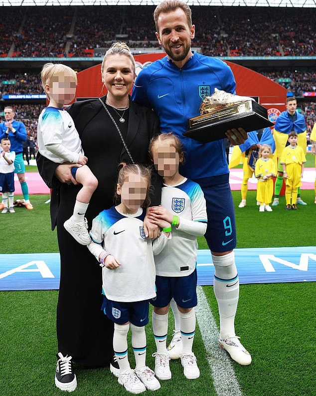 Harry Kane im Bild mit seiner Frau Kate und den Kindern Louis, Vivienne und Ivy, nachdem er bei der Weltmeisterschaft 2018 den Goldenen Schuh gewonnen hatte