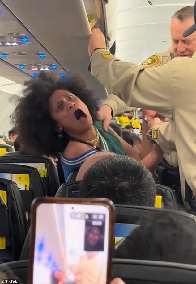 Eine Frau an Bord eines von Las Vegas startenden Spirit-Airlines-Flugzeugs erlitt einen Nervenzusammenbruch an Bord und schrie das N-Wort, als Polizisten sie aus dem Flugzeug zerrten