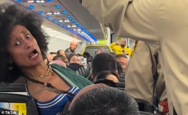 In einem Video vom 23. März, das im Internet viral gegangen ist, erlebte eine Passagierin in einem Flugzeug der Spirit Airlines einen explosiven Ausbruch, der die Menschen um sie herum zum Lachen und zum Lachen brachte