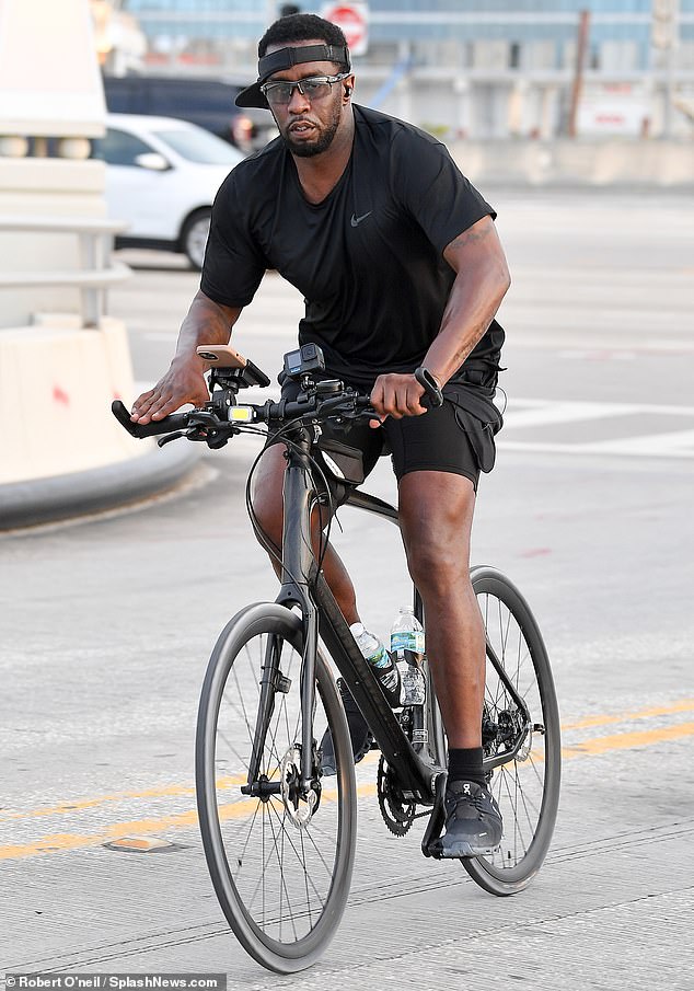Sean „Diddy“ Combs geriet am Donnerstag ins Schwitzen, als er während seiner laufenden Ermittlungen wegen Sexhandels dabei gesehen wurde, wie er eine malerische Radtour durch Miami Beach unternahm