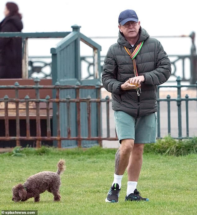 Da sein Ehering merklich abwesend war, ging Stephen alleine mit seinen Hunden spazieren, nachdem er die Nachricht von seiner Trennung in der Ehe mitgeteilt hatte
