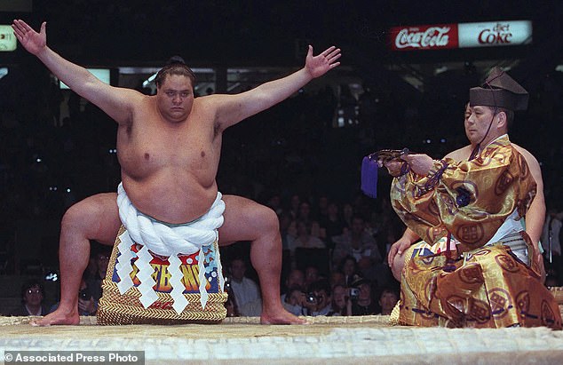 Akebono nimmt 1998 vor dem Wettkampf in Vancouver an einer Zeremonie im Ring teil
