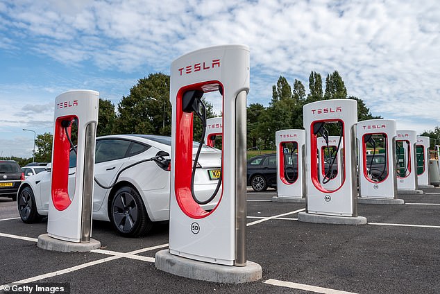 Die Tesla Supercharger-Mitgliedschaft steht jetzt auch Nicht-Tesla-EV-Besitzern offen, die nun von den gleichen günstigeren kWh-Ladetarifen profitieren können wie Tesla-Besitzer.  Auch die Mitgliedschaftskosten wurden für alle Besitzer von Elektrofahrzeugen, die bereits angemeldet sind oder sich ab sofort anmelden, auf nur 8,99 £ pro Monat gesenkt