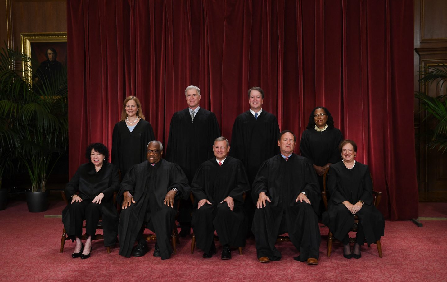Richter des Obersten Gerichtshofs der USA posieren am 7. Oktober 2022 für ihr offizielles Foto im Gebäude des Obersten Gerichtshofs in Washington, DC.