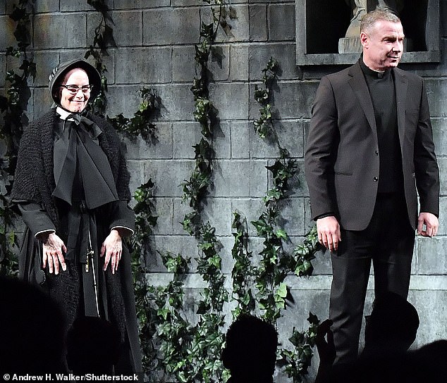 Amy Ryan (links) und Liev Schreiber (rechts) sind beide am Eröffnungsabend von Doubt: A Parable zu sehen, in den Rollen, die auf der Leinwand von Meryl Streep und Philip Seymour Hoffman gespielt werden