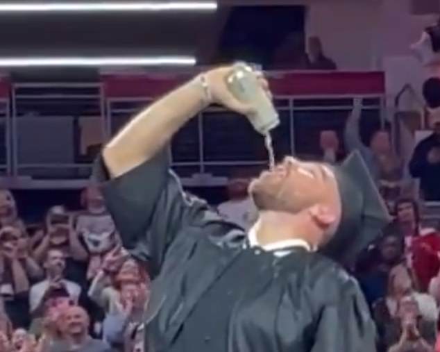 Travis Kelce trank ein Bier, nachdem er sein Diplom an der University of Cincinnati erhalten hatte