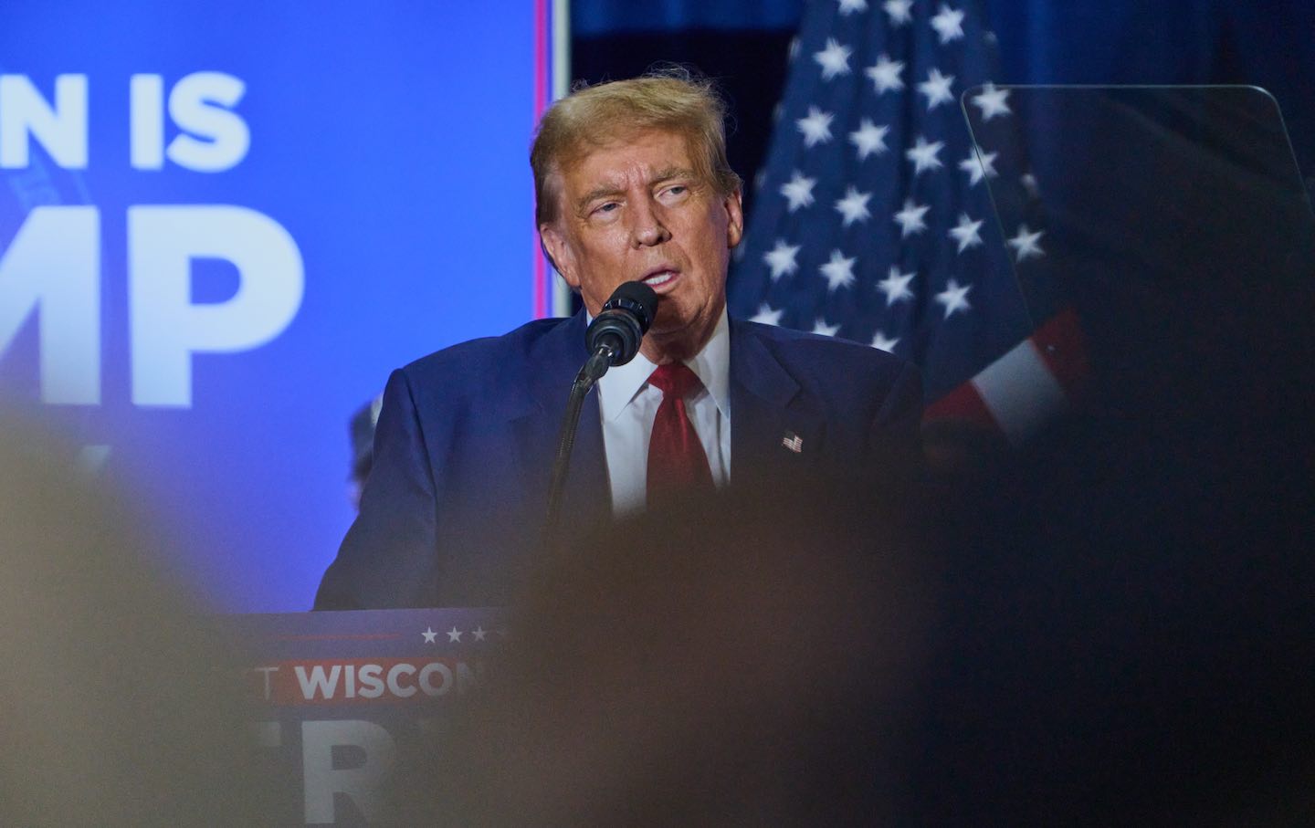 Der ehemalige Präsident Donald Trump spricht während einer Wahlkampfveranstaltung in Green Bay, Wisconsin, am 2. April 2024.