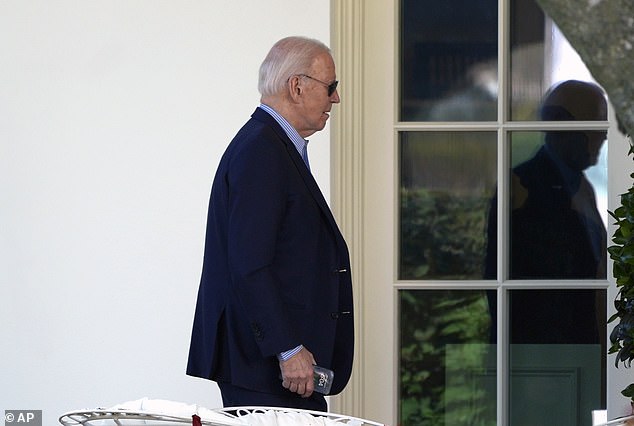 Biden ist hier zu sehen, wie er nach seiner Rückkehr aus Delaware zum Oval Office geht, um sein nationales Sicherheitsteam zu konsultieren