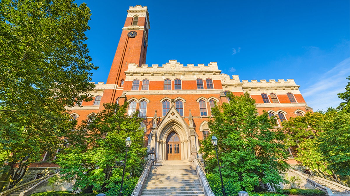 Nashville, TN, USA – 10. Juli 2013: Das Äußere von Kirkland Hall auf dem Campus der Vanderbilt University.  Das Gebäude ist das älteste auf dem Campus und stammt aus dem Jahr 1874.
