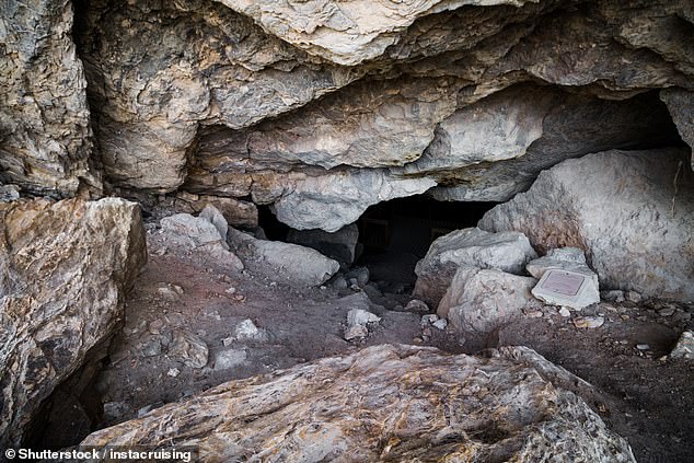 Der Eingang zur Lovelock-Höhle in Nevada, wo zwei Bergleute versehentlich auf die Überreste Dutzender alter Menschen stießen – von denen einige Berichten zufolge ungewöhnlich groß waren.