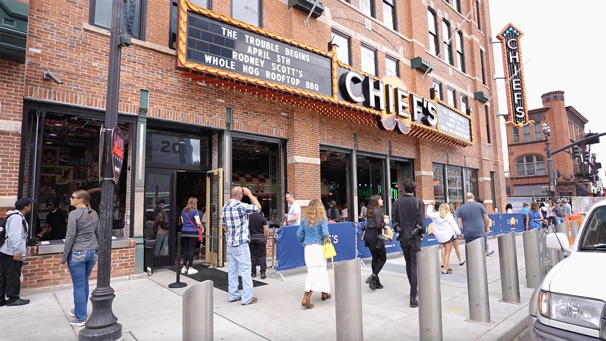 Außenaufnahmen der Chiefs Bar am Broadway in Nashville, Tennessee