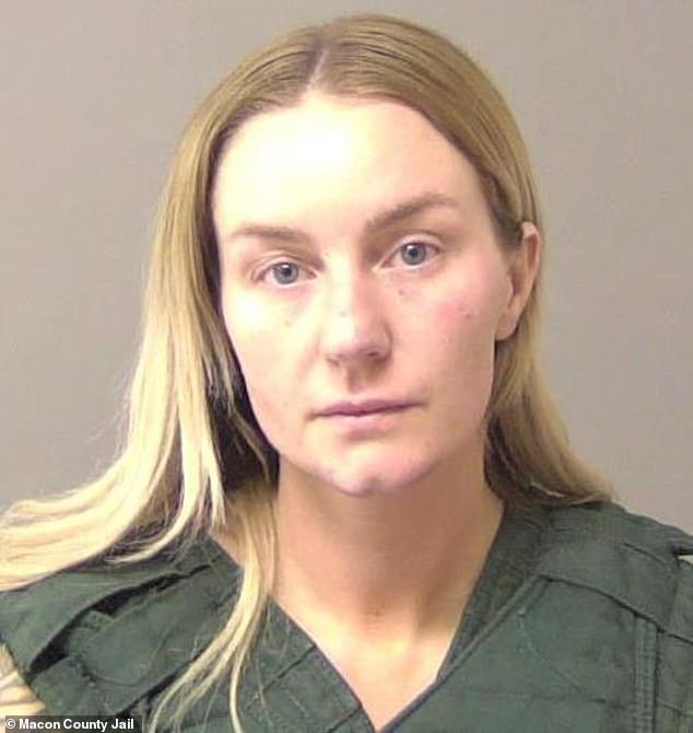 Ashley Elizabeth Bardfield, 32, wurde am Mittwochabend in Mt. Zion, Illinois, festgenommen, nachdem der Junge der Polizei bei einer verdeckten Ermittlung geholfen hatte