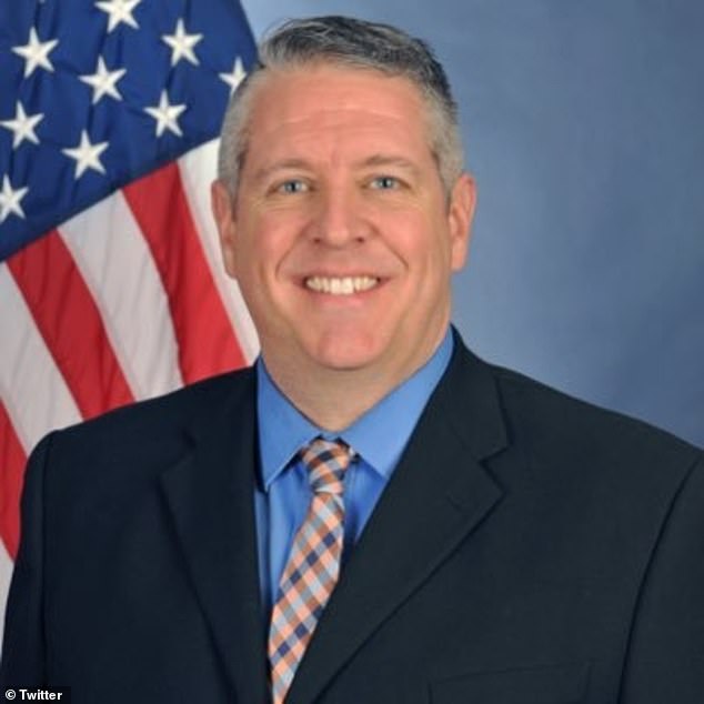 Der Ehemann der Vertretungslehrerin Erin Ward aus Nebraska wurde als Doug Ward, 53, ein Mitarbeiter des US-Verteidigungsministeriums, entlarvt