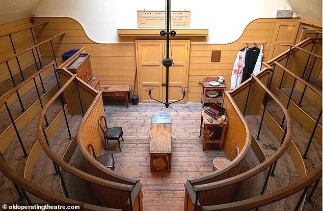 Besucher können über eine 52-stufige Wendeltreppe diesen halbkreisförmigen Operationssaal besichtigen, der sich im Dachgeschoss der St. Thomas-Kirche befindet
