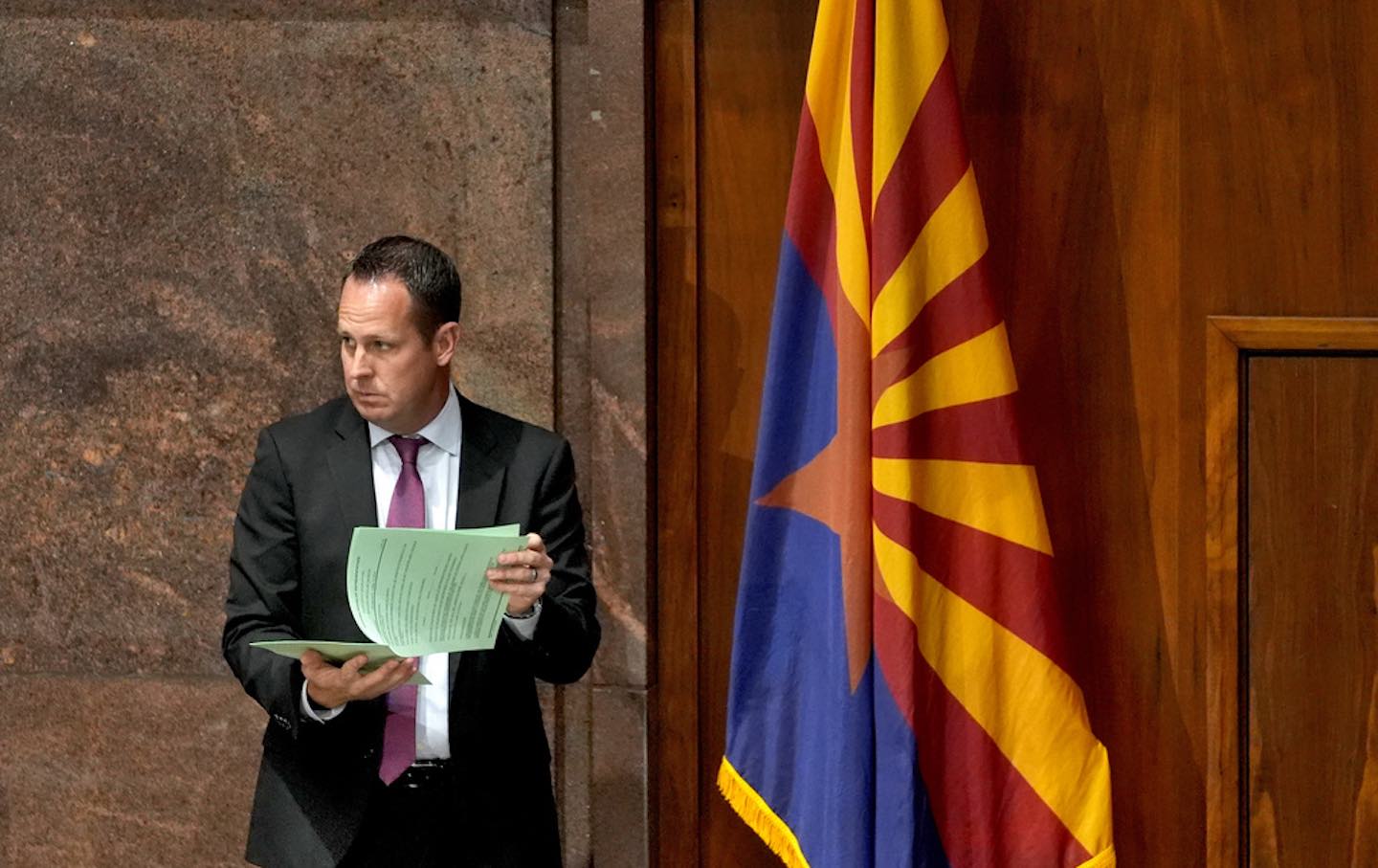 Der republikanische Vertreter von Arizona, Travis Grantham, sieht sich am Mittwoch, den 10. April 2024, in Phoenix Dokumente in der Landeshauptstadt an.