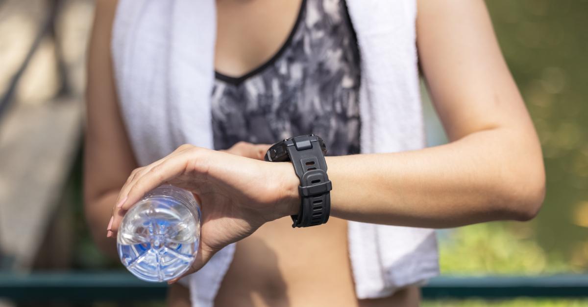 Eine Sportlerin überprüft ihre Smartwatch für eine PR