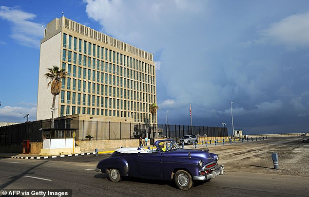 Oben: Ein altes amerikanisches Auto fährt am 17. Dezember 2015 an der US-Botschaft in Havanna vorbei