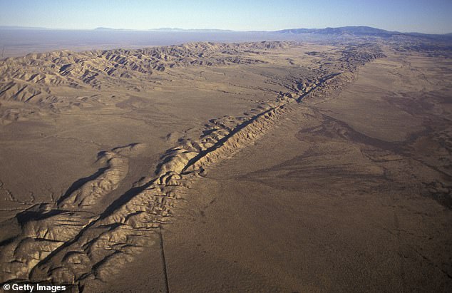 Die San-Andreas-Verwerfung erstreckt sich über Hunderte von Kilometern durch den Staat und durchquert Städte wie San Francisco, San Jose und Los Angeles.
