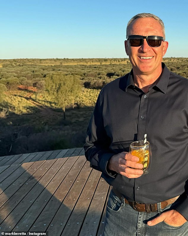 Weibliche Fans sind vom neuen Single Mark Beretta, 57, (im Bild) ins Schwärmen geraten, nachdem er am Donnerstag nach der Trennung von seiner Frau ein „hübsches“ Selfie am Uluru gepostet hatte